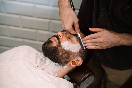 Aparar barba + contornos à navalha